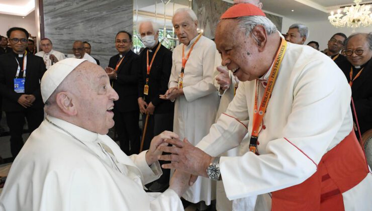 87 yaşındaki Papa Francis, Endonezya ziyaretiyle başlayan destansı Asya gezisine başlarken sağlık sorunlarının ardından dinç görünüyor