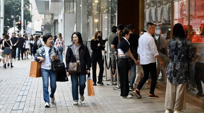 Çinli turistlerin keselerini sıkmaya devam etmesiyle Hong Kong perakende sektörünün ‘altın çağı’ sona erdi