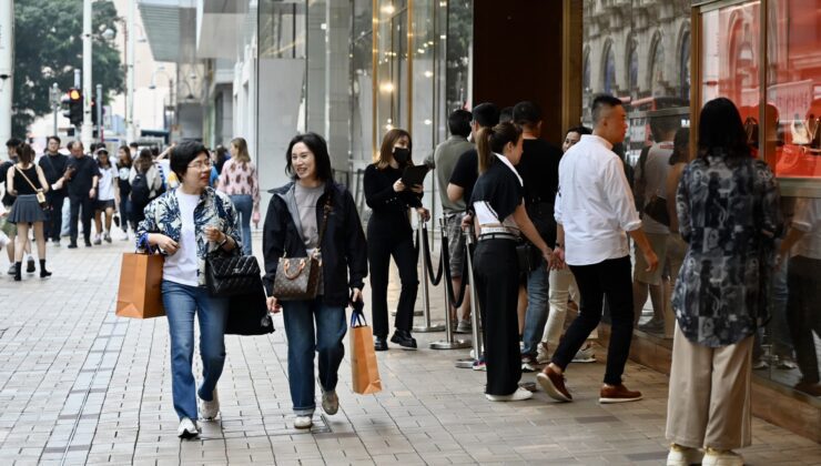 Çinli turistlerin keselerini sıkmaya devam etmesiyle Hong Kong perakende sektörünün ‘altın çağı’ sona erdi