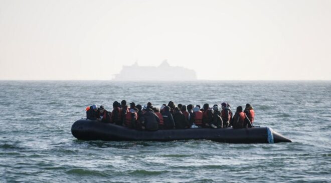 Göçmenleri taşıyan tekne İngiliz Kanalı’nda alabora oldu, en az 12 kişi öldü