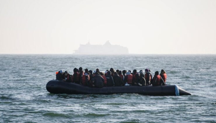 Göçmenleri taşıyan tekne İngiliz Kanalı’nda alabora oldu, en az 12 kişi öldü