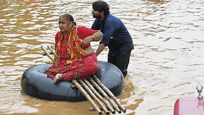 Hindistan ve Pakistan’da şiddetli yağışlar 38’i aldı